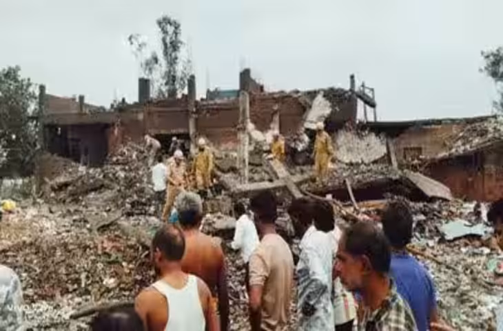 Breaking News: कौशांबी में पटाखा फैक्ट्री में जोरदार धमाका, 7 लोगों की मौत; कई घायल, इलाके में मचा हड़कंप