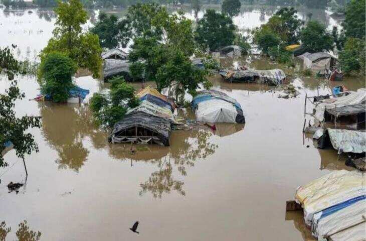 Bihar Flood: पटना के Satellite City में बाढ़ का ऐसा हाल, घरों की पहली मंजिल तक पहुंचा पानी