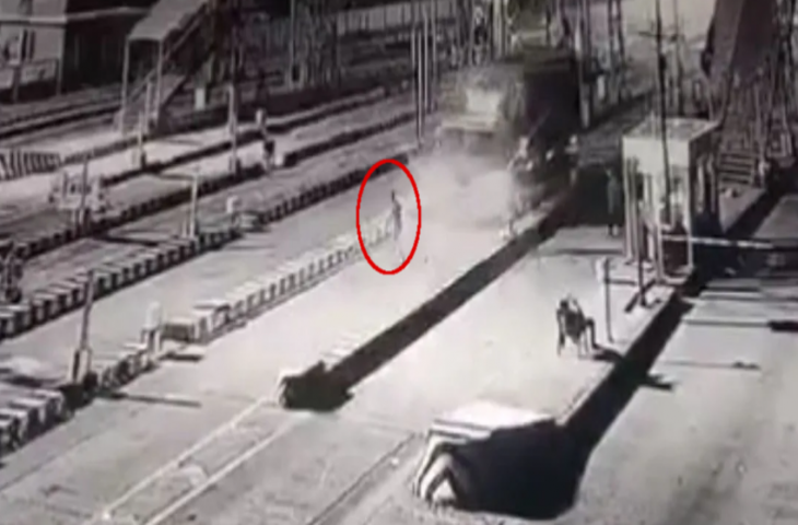 टोल के पैसे बचाने के लिए ट्रक ड्राइवर ने कुचल दिया टोल प्लाजा कर्मी को, CCTV में कैद हुई भयानक घटना