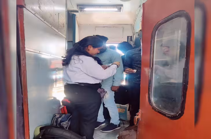 चलती ट्रेन में महिला की अजीब हरकतें! सामने बैठे यात्री हुए असहज, वीडियो वायरल