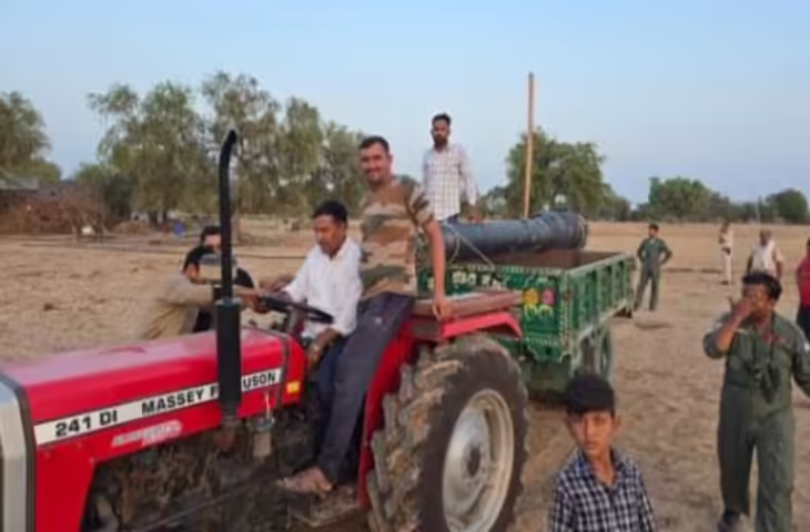 Jodhpur में बच्चों का खिलौना बनीं पाकिस्तान की मिसाइलें, लोगों ने सेल्फी लेकर बनाया मजाक