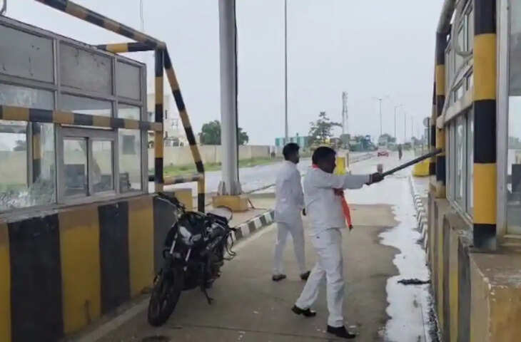 टोल टैक्स के नाम पर हंगामा! MNS कार्यकर्ताओं ने लाठी-डंडों से किया टोल प्लाजा तहस- कैमरे में कैद हुई पूरी घटन