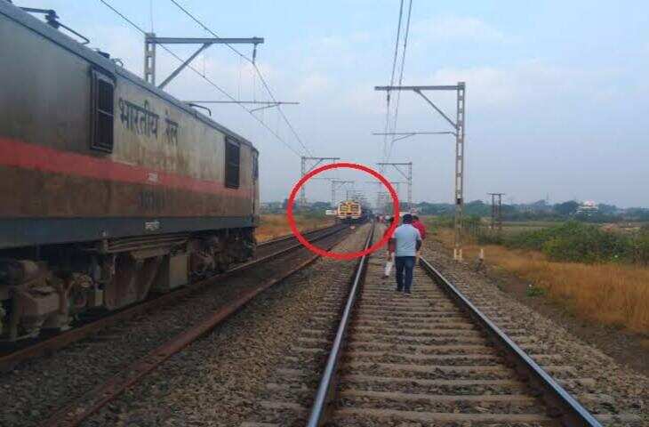 Viral Video: सामने से दौड़ती आई एक्सप्रेस ट्रेन, पटरी पर चलता दिखा शख्स; बचाने पहुंचा दूसरा व्यक्ति, फिर हुआ कुछ ऐसा