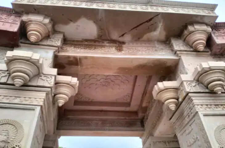 97 करोड़ के 'देवी लोक' की पहली बारिश में खुली पोल! छत से टपका पानी, दीवारों में आईं दरारें