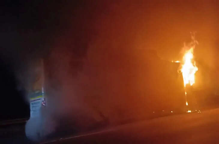 Breaking News : Greater Noida Bus Fire: यमुना एक्सप्रेसवे पर स्लीपर बस बनी आग का गोला, 9 यात्रियों की मौत