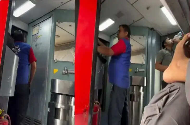 चलती ट्रेन में स्टाफ ने की ऐसी हरकत, देख यात्री ने चुपके से बना लिया VIDEO,रेलवे ने लिया ये एक्शन