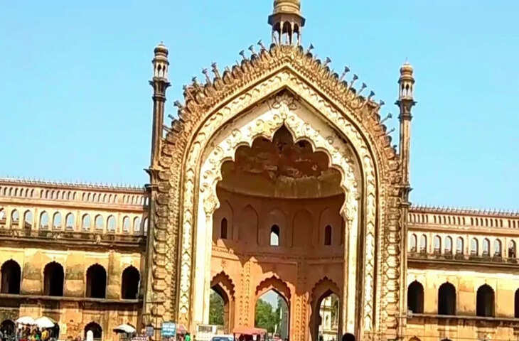 लखनऊ में खामेनेई की मौत पर शोक की लहर, मौलाना कल्बे जवाद ने काले झंडे लगाने की अपील की