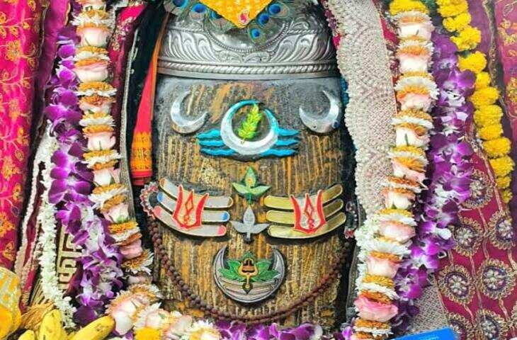 महाकाल मंदिर में तड़के 4 बजे हुई दिव्य भस्म आरती, पंचामृत से अभिषेक कर विधि-विधान से हुआ पूजन