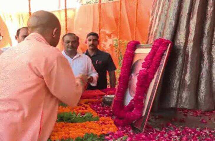 बलिदान दिवस पर सीएम योगी ने डॉ. श्यामा प्रसाद मुखर्जी को दी श्रद्धांजलि, सिविल हॉस्पिटल में किया माल्यार्पण