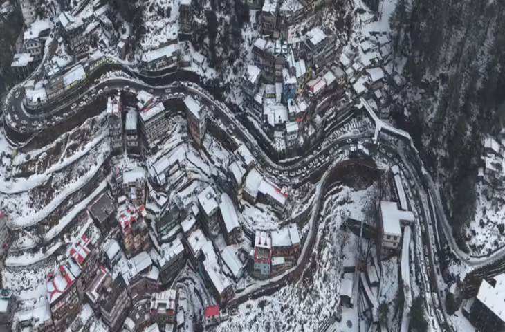 शिमला में बर्फबारी के बाद पर्यटन को फिर मिला जोर, रिज मैदान और जाखू में सैलानियों की भीड़