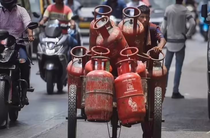 LPG Price Update: होटल-रेस्टोरेंट वालों को बड़ी राहत&nbsp;19 किलो LPG सस्ता, देखें 14.2 और 19 किलो सिलेंडर का नया रेट