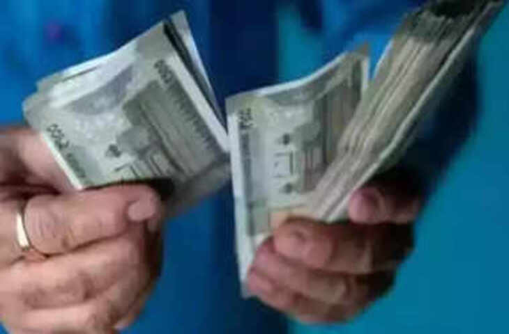 दिल्ली सरकार द्वारा प्रदेश की महिलाओं के हित में लगातार योजनाएं चलाई जा रही हैं। शिक्षा, स्वास्थ्य, स्वरोजगार और सुरक्षा के क्षेत्र में महिलाओं को सशक्त बनाने के लिए समय-समय पर नई योजनाएं शुरू की जाती रही हैं। अब एक बार फिर सरकार ने महिलाओं को आर्थिक और सामाजिक रूप से सशक्त बनाने के उद्देश्य से 'महिला समृद्धि योजना' शुरू करने का ऐलान किया है। इसके साथ ही, महिलाओं के लिए फ्री बस यात्रा योजना में भी अहम बदलाव किया गया है। अब महिलाओं को पिंक स्लिप की जगह डिजिटल कार्ड दिया जाएगा, जिससे वे सार्वजनिक बसों में निशुल्क यात्रा कर सकेंगी।  इस आर्टिकल में हम विस्तार से समझेंगे कि महिला समृद्धि योजना क्या है, फ्री सफर के बदले हुए नियम क्या हैं, और खासकर यूपी-बिहार जैसी जगहों से दिल्ली आईं प्रवासी महिलाओं को इसका लाभ मिलेगा या नहीं।  महिला समृद्धि योजना: आर्थिक आत्मनिर्भरता की ओर कदम दिल्ली सरकार की ओर से महिला समृद्धि योजना का उद्देश्य प्रदेश की महिलाओं को आर्थिक रूप से आत्मनिर्भर बनाना है। इस योजना के अंतर्गत सरकार महिलाओं को स्वरोजगार, प्रशिक्षण और वित्तीय सहायता देने की तैयारी में है। महिला समृद्धि योजना का फोकस विशेष रूप से निम्न आय वर्ग, अकेली महिला, विधवा, घरेलू कामकाजी, और झुग्गी-बस्तियों में रहने वाली महिलाओं पर होगा।  इस योजना के तहत महिलाओं को:  स्वरोजगार के लिए सस्ती ब्याज दर पर लोन दिया जाएगा  छोटे उद्योग, हस्तशिल्प, घरेलू उद्योग के लिए प्रशिक्षण दिया जाएगा  सरकारी योजनाओं से जोड़ने के लिए सहायता की जाएगी  हर वार्ड में महिला सहायता केंद्र बनाए जाएंगे  इस योजना को आगामी महीनों में पूर्ण रूप से लागू किया जाएगा। इससे लाखों महिलाओं को आत्मनिर्भर बनने का अवसर मिलेगा।  फ्री बस यात्रा योजना: अब डिजिटल कार्ड से होगी एंट्री दिल्ली सरकार की एक लोकप्रिय योजना रही है महिलाओं के लिए डीटीसी और क्लस्टर बसों में निशुल्क यात्रा की सुविधा, जो 2019 में शुरू की गई थी। पहले इसके लिए महिलाओं को पिंक स्लिप दी जाती थी, लेकिन अब सरकार ने इसे डिजिटल कार्ड में बदलने का फैसला लिया है।  डिजिटल कार्ड क्यों? पिंक स्लिप प्रणाली में फर्जीवाड़ा और दुरुपयोग की शिकायतें सामने आईं थीं।  डिजिटल कार्ड से योजना में पारदर्शिता आएगी।  रजिस्ट्रेशन के आधार पर डेटा संग्रह होगा जिससे भविष्य की योजनाएं बनाने में मदद मिलेगी।  इससे दिल्ली सरकार को यह जानने में आसानी होगी कि वास्तव में किस महिला ने योजना का लाभ लिया है।  डिजिटल कार्ड कैसे मिलेगा? सरकार की ओर से जारी निर्देशों के अनुसार:  महिला को दिल्ली की निवासी होना आवश्यक है  आधार कार्ड, राशन कार्ड, या बिजली बिल जैसे दस्तावेज़ों से निवास का प्रमाण देना होगा  केवल प्रमाणित महिलाओं को ही डिजिटल कार्ड दिया जाएगा  कार्ड मिलने के बाद ही वे फ्री सफर कर सकेंगी  क्या यूपी-बिहार से दिल्ली आईं महिलाओं को भी मिलेगा फ्री सफर का लाभ? यह सबसे बड़ा सवाल उन महिलाओं के लिए है जो यूपी, बिहार या अन्य राज्यों से दिल्ली में मजदूरी या काम की तलाश में आती हैं। क्या उन्हें भी दिल्ली सरकार की बसों में मुफ्त यात्रा का लाभ मिलेगा?  जवाब है &ndash; नहीं, या फिर 'बहुत सीमित तौर पर' दिल्ली सरकार ने यह स्पष्ट कर दिया है कि डिजिटल कार्ड केवल दिल्ली की महिलाओं के लिए ही बनेगा। यानी यदि किसी महिला के पास दिल्ली में रहने का प्रमाण नहीं है, तो उसे यह सुविधा नहीं दी जाएगी।  इससे यह स्पष्ट हो गया है कि यूपी-बिहार या अन्य राज्यों से आईं प्रवासी महिलाएं, जो दिल्ली में अस्थायी रूप से रहती हैं लेकिन उनके पास दिल्ली का कोई प्रमाण नहीं है, वे इस योजना का लाभ नहीं उठा सकेंगी।  लोगों की प्रतिक्रियाएं और संभावित असर डिजिटल कार्ड प्रणाली लागू करने के फैसले पर अलग-अलग प्रतिक्रियाएं देखने को मिल रही हैं:  समर्थन में: इससे योजना में पारदर्शिता आएगी  फर्जी लाभार्थियों की संख्या घटेगी  सरकारी खजाने का सही उपयोग होगा  विरोध में: प्रवासी महिलाओं के लिए अन्यायपूर्ण निर्णय  जो महिलाएं झुग्गी या अस्थायी बस्तियों में रहती हैं, वे प्रमाण पत्र नहीं दिखा पाएंगी  यह फैसला महिलाओं की सुविधा को सीमित कर देगा  दिल्ली की सामाजिक संस्थाएं और महिला संगठन सरकार से मांग कर रहे हैं कि अस्थायी प्रवासी महिलाओं के लिए भी एक वैकल्पिक व्यवस्था की जाए, ताकि वे भी इस योजना का लाभ ले सकें।  आगे क्या? डिजिटल कार्ड को लेकर अभी सभी दिशानिर्देश पूरी तरह से स्पष्ट नहीं किए गए हैं। अनुमान है कि सरकार जल्द ही वेबसाइट या मोबाइल ऐप के माध्यम से रजिस्ट्रेशन प्रक्रिया शुरू करेगी। इसके अलावा, कुछ वार्डों में फिजिकल कैंप लगाकर भी रजिस्ट्रेशन किया जाएगा, ताकि उन महिलाओं को मदद मिल सके जो ऑनलाइन आवेदन नहीं कर सकतीं।  निष्कर्ष दिल्ली सरकार द्वारा महिला सशक्तिकरण की दिशा में महिला समृद्धि योजना और फ्री बस यात्रा योजना में किया गया यह बदलाव एक महत्वपूर्ण कदम है। हालांकि, इसे और अधिक समावेशी बनाने की आवश्यकता है ताकि दिल्ली में रहने वाली हर महिला &ndash; चाहे वह मूल निवासी हो या प्रवासी &ndash; इन योजनाओं का लाभ ले सके।  सरकार को चाहिए कि डिजिटल कार्ड के लिए नियमों में थोड़ी ढील देकर ऐसी महिलाओं को भी शामिल करे जो फिलहाल दस्तावेजों के अभाव में इससे वंचित हो रही हैं। साथ ही, महिला समृद्धि योजना को ज़मीनी स्तर पर प्रभावी ढंग से लागू करने के लिए विस्तृत जागरूकता अभियान चलाने की आवश्यकता है।  आने वाले समय में यह देखा जाएगा कि ये दोनों योजनाएं वास्तव में कितनी महिलाओं तक पहुंचती हैं और उन्हें किस हद तक सशक्त बना पाती हैं।