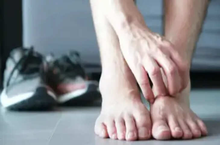 पैरों में बार-बार आ रही खुजली घूमने का सिग्नल नहीं, यह हो सकती है खतरनाक बीमारी का संकेत&mdash; डॉक्टर भी देते हैं चेतावनी