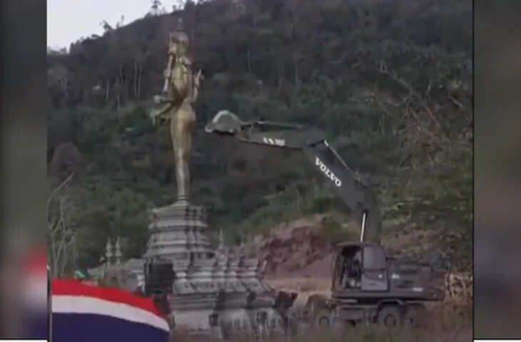 दो देशों की लड़ाई में चक्की में घुन की तरह पिसे भगवान!&nbsp;थाई सेना ने विष्णु जी की मूर्ति पर चलवाया बुलडोज़र, वीडियो देख भड़के लोग&nbsp;