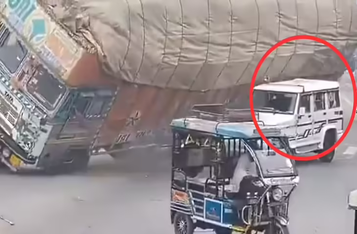 रामपुर में दिल दहला देने वाला सड़क हादसा, बोलेरो पर पलटा बुरादे से भरा ट्रक; चालक की मौके पर मौत, Video