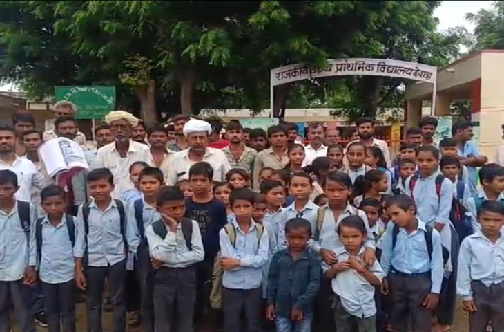 जालोर में लेक्चररों की कमी से नाराज छात्रों ने स्कूल गेट पर लगाया ताला, वीडियो में देखें अभिभावकों के साथ सड़क पर किया प्रदर्शन