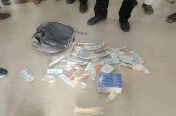 SMS अस्पताल में दवाइयों की चोरी का खुलासा, वीडियो में देंखे फार्मासिस्ट और युवक रंगे हाथ पकड़े गए