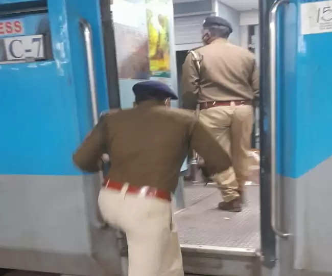 Rewari  शताब्दी एक्सप्रेस में बम की सूचना के बाद मचा हड़कंप, ट्रेन रोककर की गई जांच