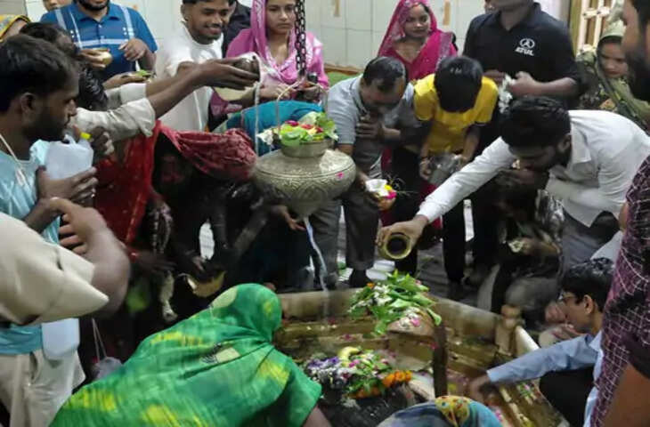 सावन के तीसरे सोमवार पर कांवरियों की उमड़ी भीड़, बारिश के बीच गंगा घाट पर स्नान; मंदिरों में किया जलाभिषेक
