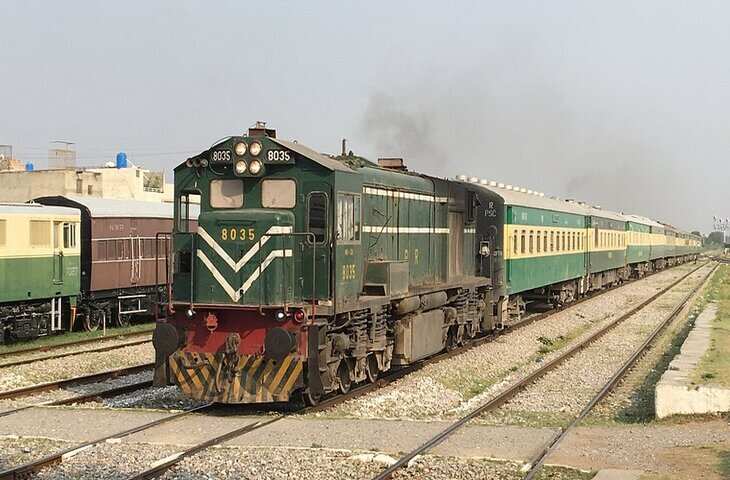 पाकिस्तान के बिगड़ते हालात ट्रेन चलाने तक के नहीं बचे पैसे,&nbsp;यात्रियों की सुरक्षा भगवान भरोसे