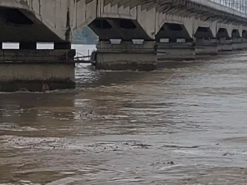 अयोध्या में बारिश से बढ़ी चिंता: सरयू नदी खतरे के निशान से 28 सेमी ऊपर, प्रशासन अलर्ट