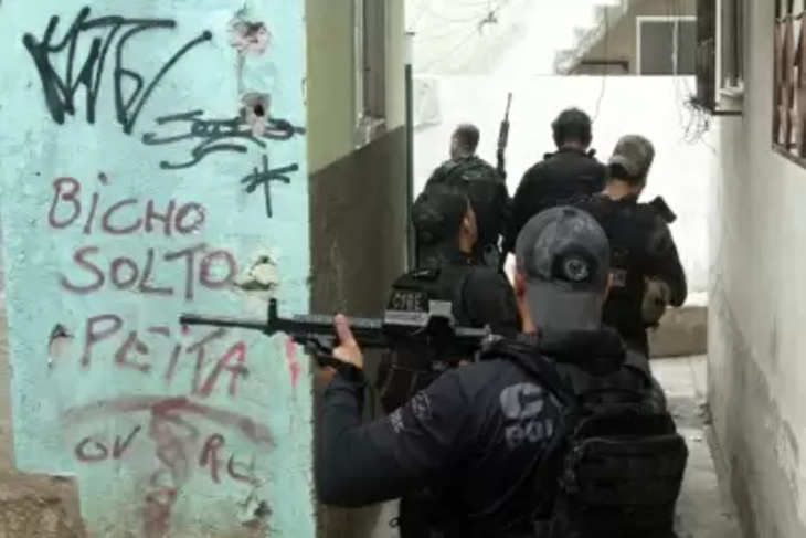  ब्राजील के तीन राज्यों में ड्रग गिरोहों को निशाना बनाकर की गई पुलिस छापेमारी में कम से कम 45 लोगों की मौत हो गई।  बीबीसी की रिपोर्ट के अनुसार, रियो डी जनेरियो में बुधवार को पुलिस के नवीनतम ऑपरेशन में, कॉम्प्लेक्सो दा पेन्हा शहर के उत्तर में गोलीबारी के दौरान 10 लोग मारे गए।  स्थानीय मीडिया रिपोर्टों में कहा गया है कि मृतकों में मादक पदार्थों की तस्करी करने वाला एक सरगना भी शामिल है, जबकि चार लोग घायल हुए हैं।  शहर की सैन्य पुलिस ने कहा कि खुफिया सूचना के बाद कॉम्प्लेक्सो दा पेन्हा में ऑपरेशन शुरू किया गया था। सूचना में बताया गया था कि इलाके में नशीली दवाओं के तस्करों की एक बैठक होने वाली है।  कॉम्प्लेक्सो दा पेन्हा के आसपास के स्कूल बुधवार को नहीं खुले, इससे लगभग 3,220 छात्रों को घर पर ही रहना पड़ा। गौरतलब है कि रियो डी जनेरियो ब्राज़ील के सबसे हिंसक राज्यों में से एक है।  बीबीसी ने बताया कि इस बीच, उत्तर-पूर्वी राज्य बाहिया में, 28 जुलाई से सोमवार के बीच तीन शहरों साल्वाडोर, इतातिम और कैमाकारी में पुलिस और गिरोह के सदस्यों के बीच झड़पें हुईं।  कैमाकारी में, 28 जुलाई को सात लोग मारे गए, जबकि इतातिम ने रविवार को हिंसक झड़पों के दौरान आठ लोगों की मौत की सूचना दी।  साल्वाडोर में पुलिस और सशस्त्र संदिग्धों के बीच झड़प में चार लोगों की मौत हो गई, जबकि स्कूल भी मंगलवार को बंद रहे।  बाहिया ऑपरेशन के दौरान बंदूकें, फोन और ड्रग्स जब्त किए गए।  साओ पाओलो राज्य में 'ऑपरेशन शील्ड' नामक पांच दिवसीय पुलिस छापे के दौरान 16 लोग मारे गए और 58 अन्य को गिरफ्तार कर लिया गया।  यह ऑपरेशन 28 जुलाई को तटीय शहर गुआरुजा में एक विशेष बल के पुलिस अधिकारी की हत्या के बाद शुरू हुआ।  बीबीसी की रिपोर्ट के अनुसार, पुलिस कार्रवाई की व्यापक निंदा भी हुई है।  न्याय मंत्री फ्लेवियो डिनो ने गुआरुजा में ऑपरेशन की आलोचना की, उन्होंने कहा कि पुलिस की कार्रवाई आक्रामक थी।   कॉम्प्लेक्सो दा पेन्हा में ऑपरेशन की निंदा करते हुए, रियो राज्य विधायिका के सदस्य तालिरिया पेट्रोन ने कहा कि 