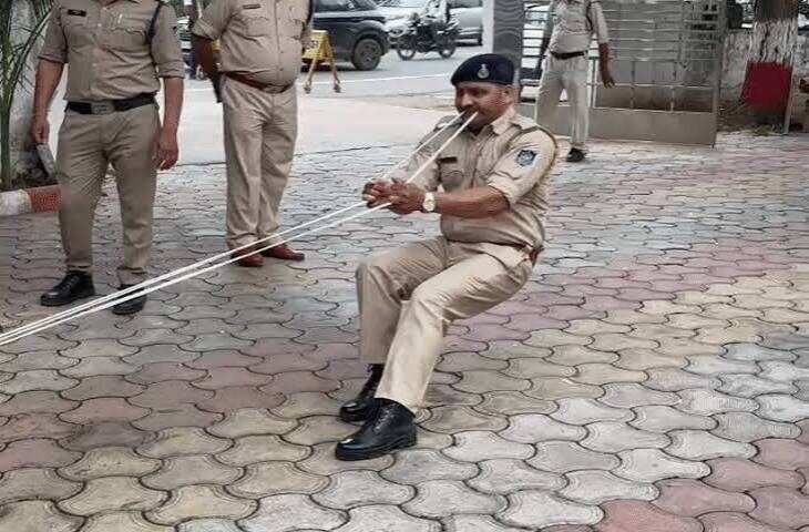 VIDEO: न हाथों का सहारा, न मशीन... कांस्टेबल ने सिर्फ दांतों से खींची कार, IG की विदाई बनी यादगार