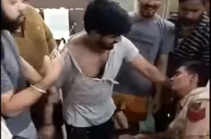 Delhi Police Viral Video: पहले पुलिस का मजाक उड़ाते हैं, फिर कहते हैं दिल्ली पुलिस ने डंडे से पीटा!