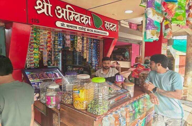 पुलिस थाने के पास पान दुकान समेत दो जगह चोरी, सीसीटीवी फुटेज में कैद हुए बदमाश; पुलिस ने शुरू की तलाश