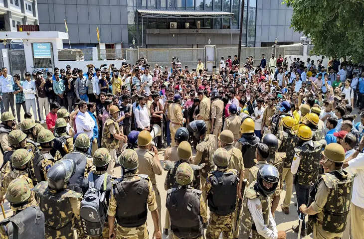 नोएडा में सैलरी बढ़ोतरी को लेकर फैक्ट्री कर्मचारियों का उग्र प्रदर्शन, फुटेज में देंखे कई जगह पथराव; पुलिस ने संभाली स्थिति