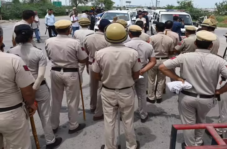 प्रतिबंधित मांस मिलने की सूचना पर टुंडी में बवाल, सैकड़ों लोगों ने घर घेरा; पुलिस को करनी पड़ी फायरिंग