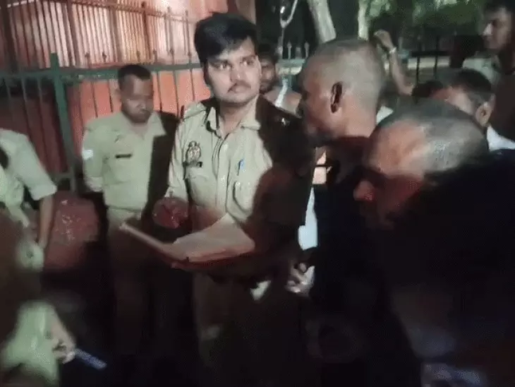 आगरा में मंदिर में मूर्तियों से छेड़छाड़ का आरोप, कछपुरा में तनाव; दो युवक पुलिस हिरासत में