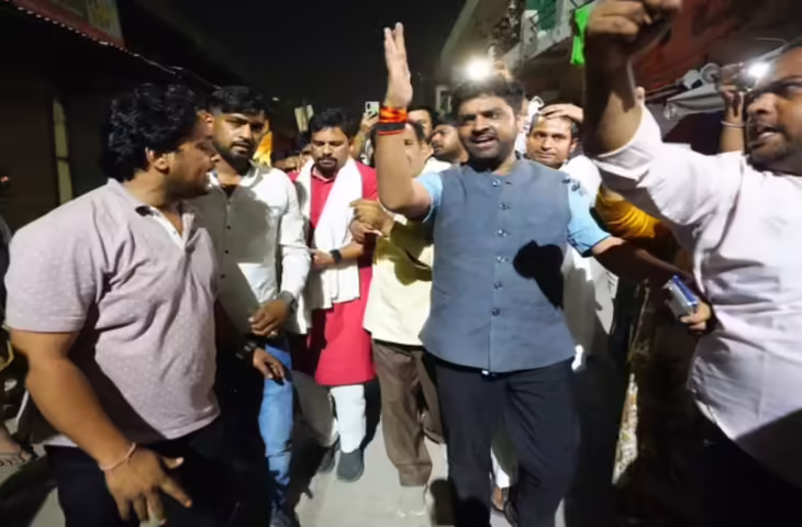 पुलिस गोलीकांड के खिलाफ आप विधायक का प्रदर्शन, समर्थकों के पथराव से तनाव, भारी पुलिस बल तैनात