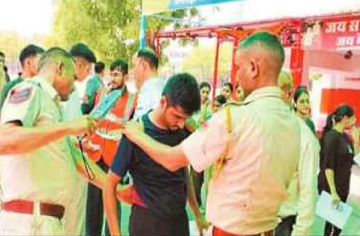 अंदर डॉक्टर बनने की जद्दोजहद, बाहर अभिभावकों की &lsquo;अग्निपरीक्षा&rsquo;; समय समाप्त होते ही बंद हुए केंद्रों के द्वार