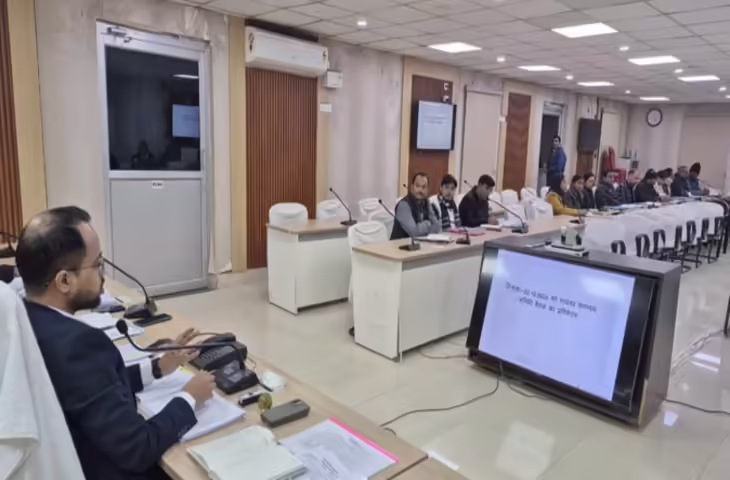 जिलाधिकारी वैभव श्रीवास्तव ने राजस्व कर्मचारियों को दिए कड़े निर्देश, सरकारी भवन में ही रहे कार्यस्थल