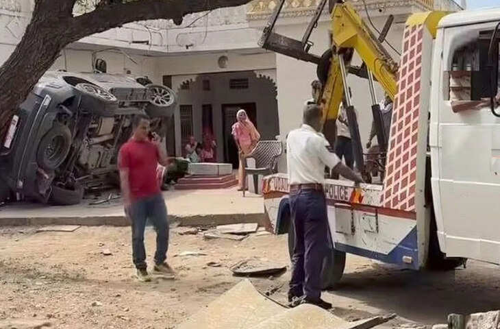 रामपुरा रोड पर तेज रफ्तार कार मकान में घुसी, जोरदार धमाके से दहशत