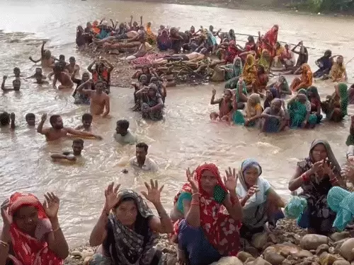 पन्ना में छठे दिन भी जारी जल सत्याग्रह, केन-बेतवा परियोजना से प्रभावित आदिवासी और किसान पानी में खड़े होकर कर रहे प्रदर्शन