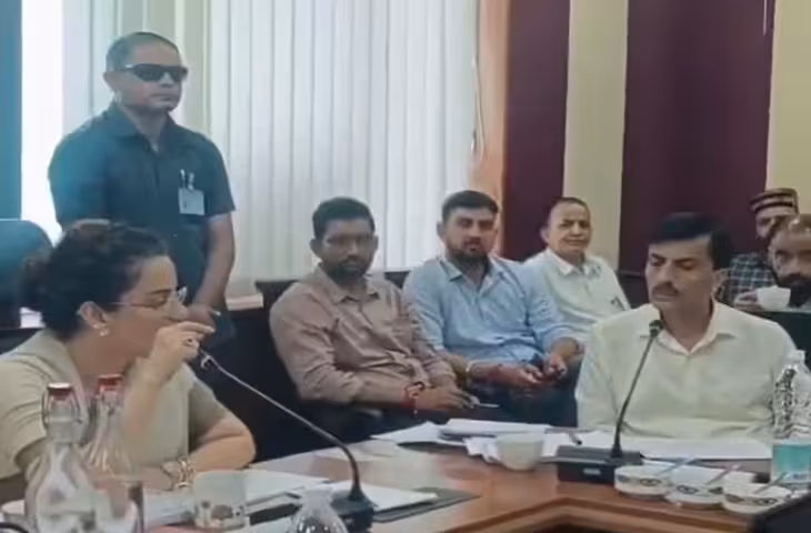मंडी में अधिकारियों पर नाराज दिखीं कंगना रनौत, कुल्लू में दिखा अलग अंदाज