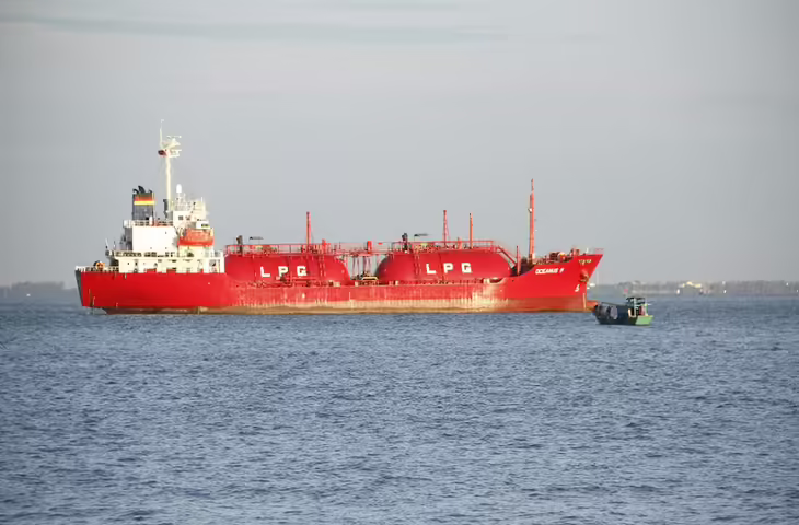 LNG Tanker Reaches India: ईरान युद्ध के बाद भारत को बड़ी राहत, होर्मुज पार कर पहुंचा गैस से भरा पहला जहाज