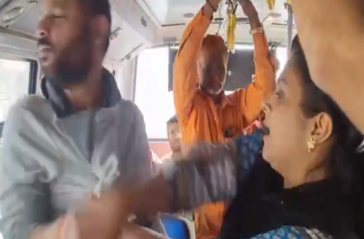 2 मिनट में पड़े 25 थप्पड़, बस में गंदी हरकत करने पर महिला ने सिखाया शराबी को सबक