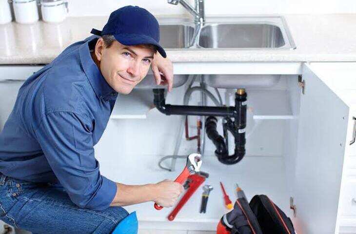 Sink Repair: किचन सिंक का पानी नहीं हो रहा साफ? प्लंबर बुलाने से पहले ये आसान तरीके आजमाएं