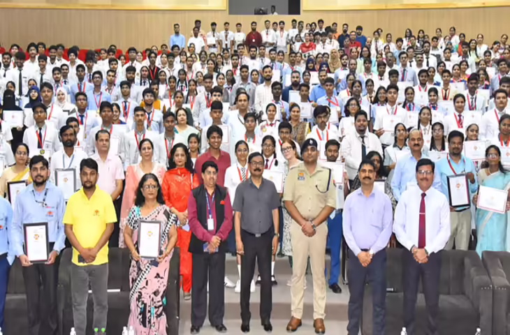 पदक पाकर बढ़ी मेधावियों के चेहरों की चमक, अतिथियों ने दिखाई भविष्य की राह