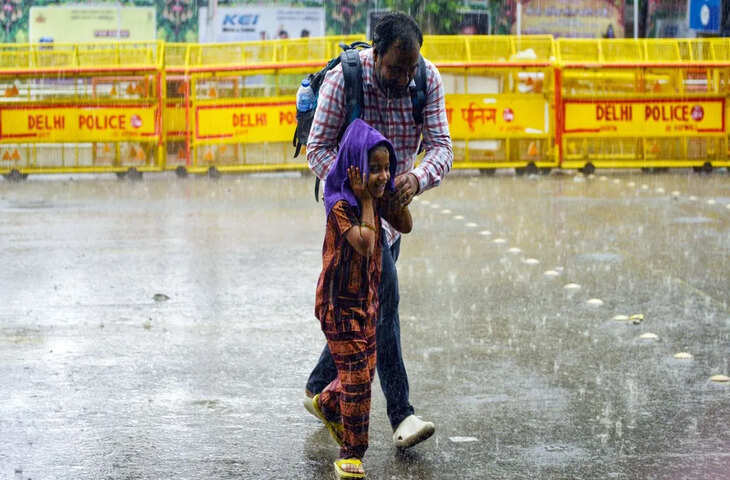 दिल्ली-एनसीआर में बदला मौसम, बूंदाबांदी और हवाओं से मिली गर्मी से राहत