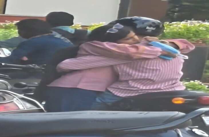 सड़क किनारे कपल का वीडियो वायरल, पास बैठे लड़कों ने शर्म से फेर लिया मुंह