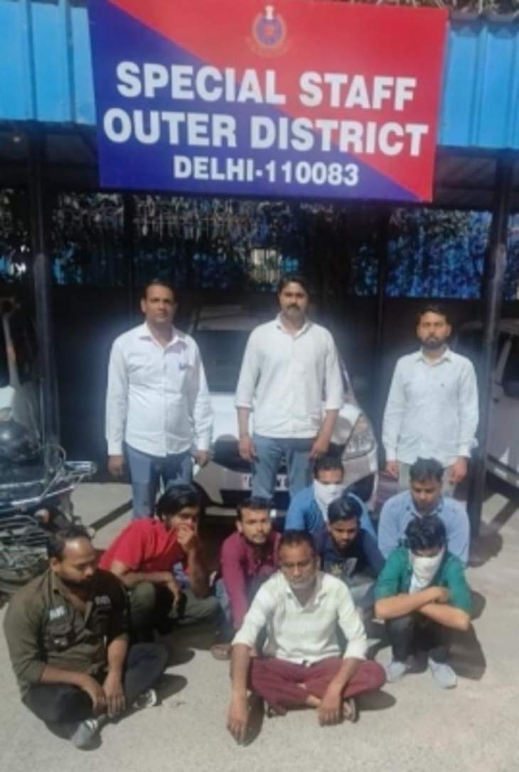 जुआ रैकेट का बाहरी Delhi में पर्दाफाश