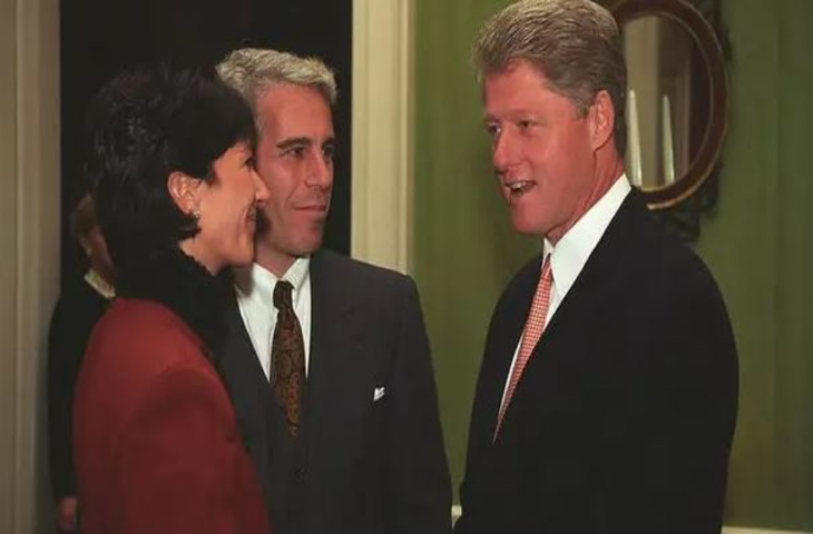 एपस्टीन सेक्स स्कैंडल में हुआ अबतक का सबसे बड़ा सनसनीखेज खुलासा, वीडियो में देखें लड़कियों के साथ हॉट-टब में नहाते दिखे क्लिंटन, माइकल जैक्सन