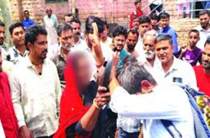बाड़मेर में छेड़छाड़ करने वाले मनचले की महिला ने सरेआम की पिटाई, वीडियो वायरल