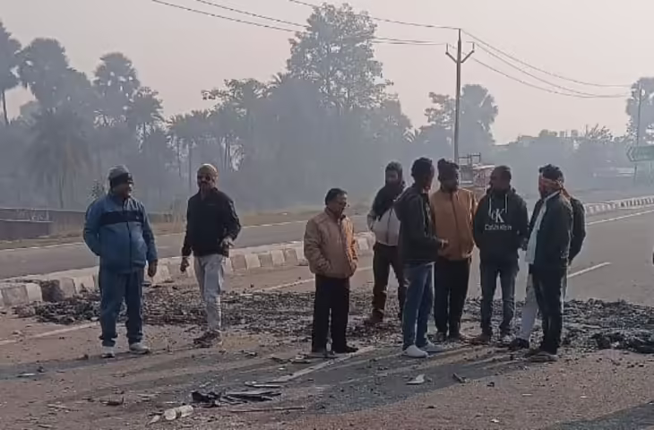 बरात से लौट रही दो कारों की भीषण टक्कर, एक की मौत, कई गंभीर, पुलिस जांच में जुटी