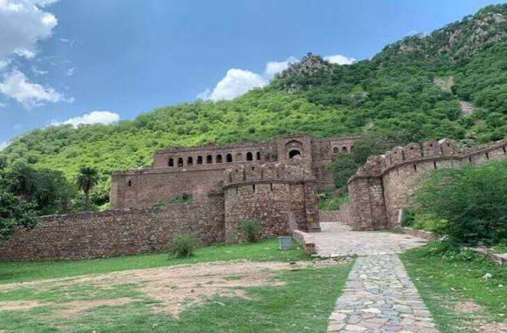 भानगढ़ किले का इतिहास: राजस्थान का रहस्यमयी किला, जहां शाम के बाद जाने पर है रोक