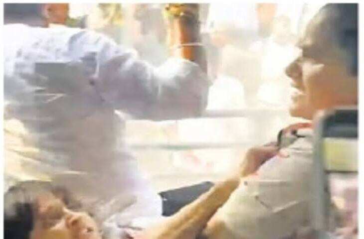 दिल्ली में NSUI प्रदर्शन के दौरान महिला नेता और पुलिसकर्मी में मारपीट, बस के अंदर के वीडियो वायरल